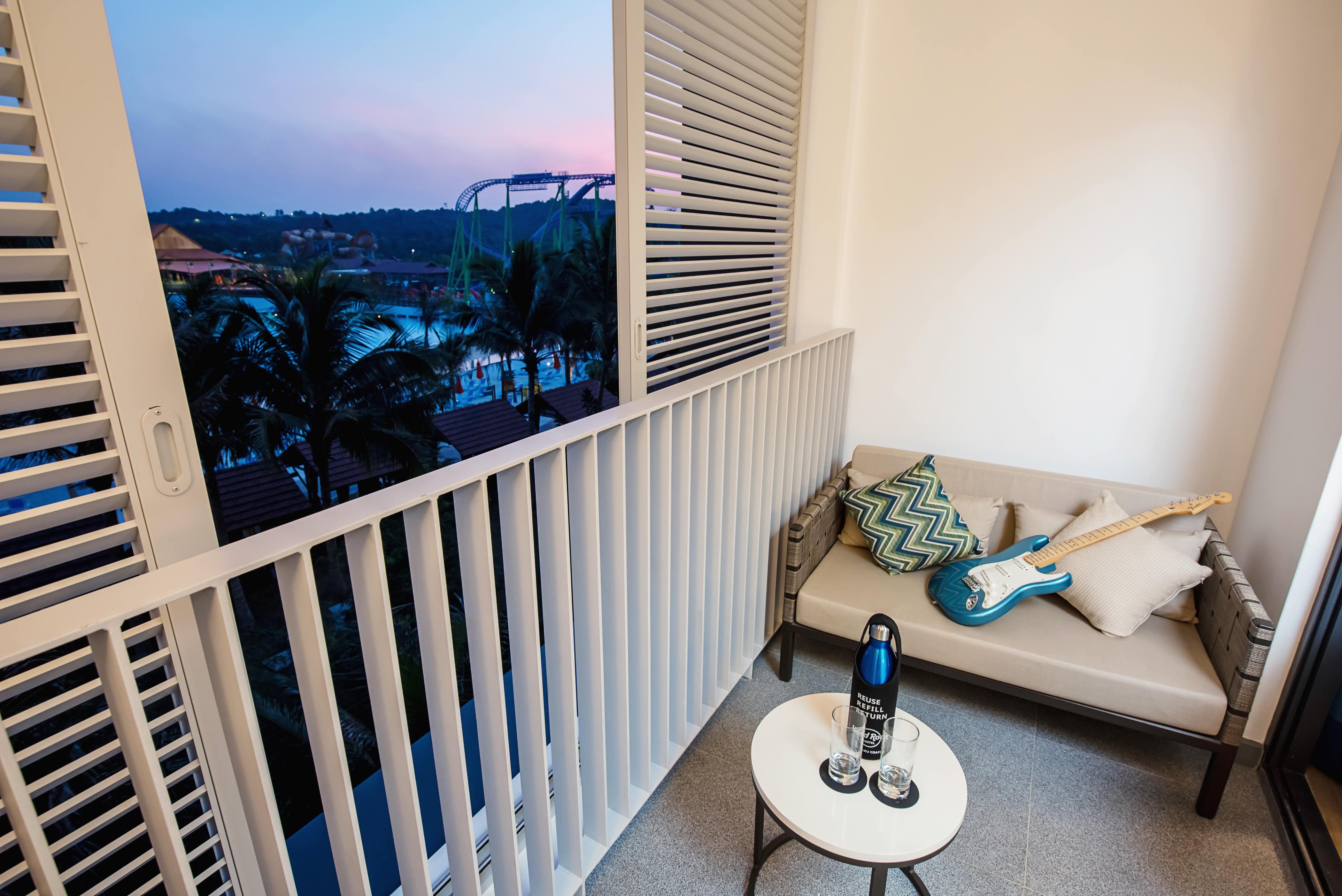 Hard Rock Hotel Desaru Coast Εξωτερικό φωτογραφία A balcony at the hotel