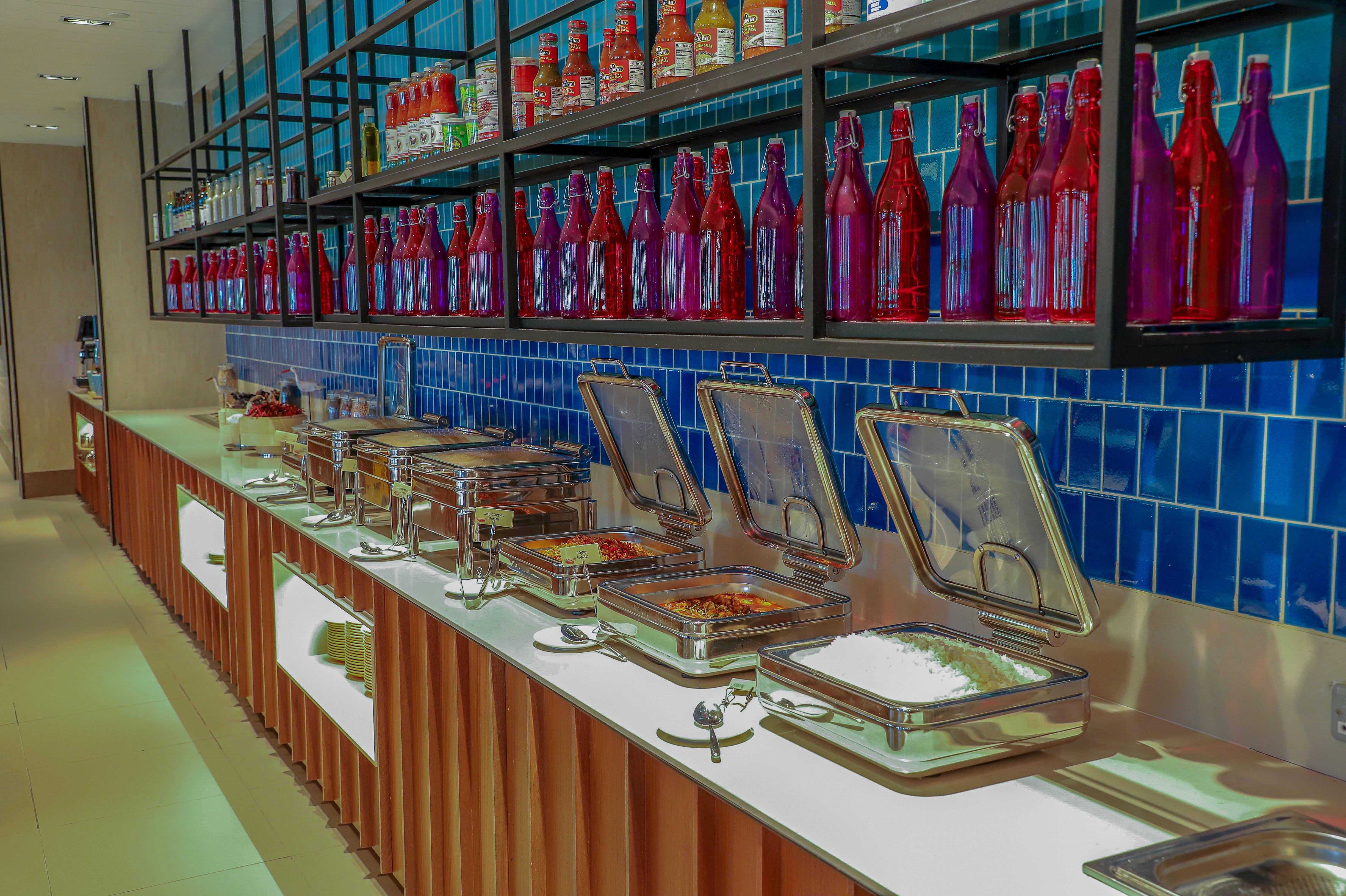 Hard Rock Hotel Desaru Coast Εξωτερικό φωτογραφία A buffet at a restaurant
