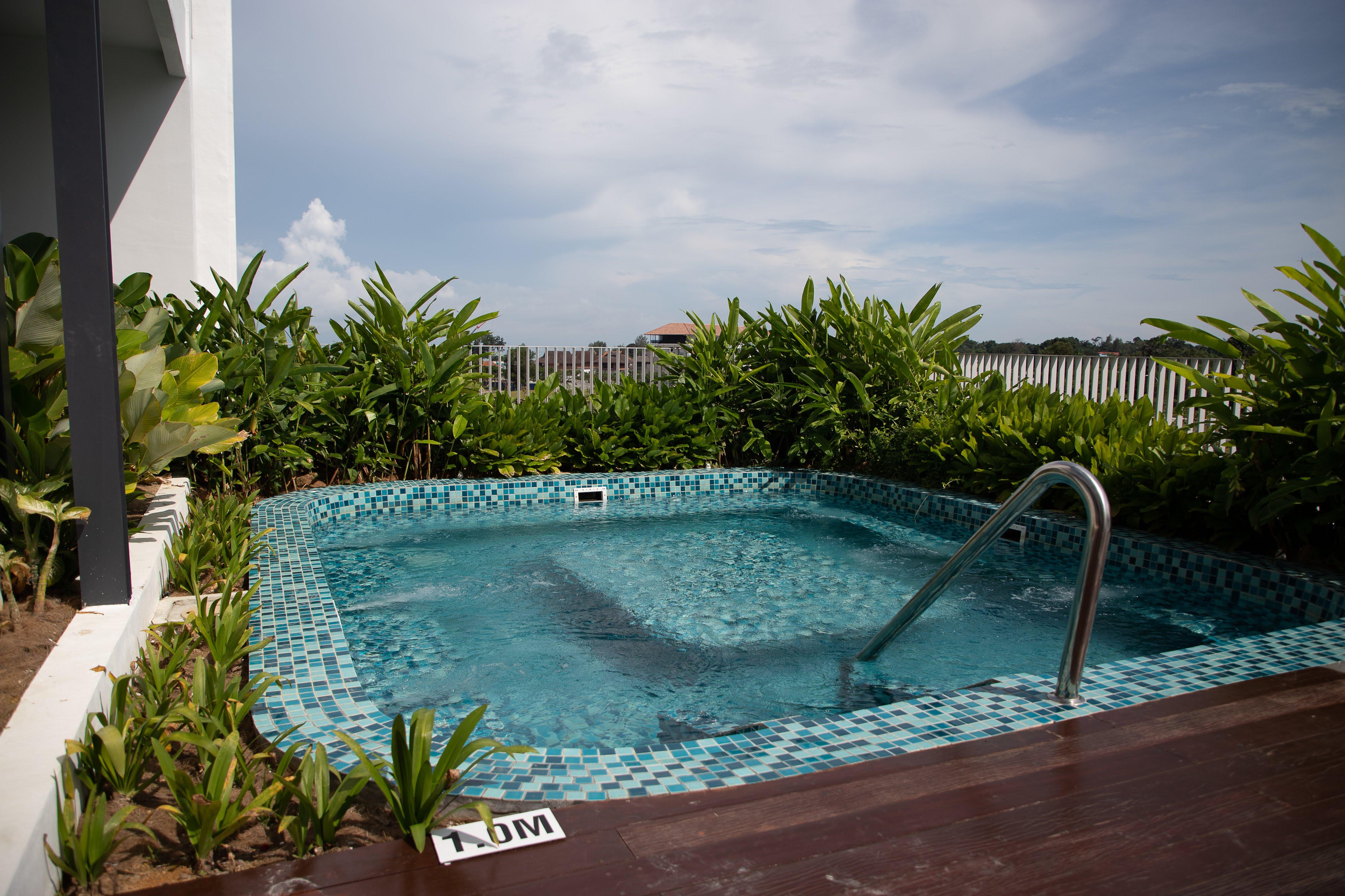 Hard Rock Hotel Desaru Coast Εξωτερικό φωτογραφία A rooftop swimming pool in Singapore