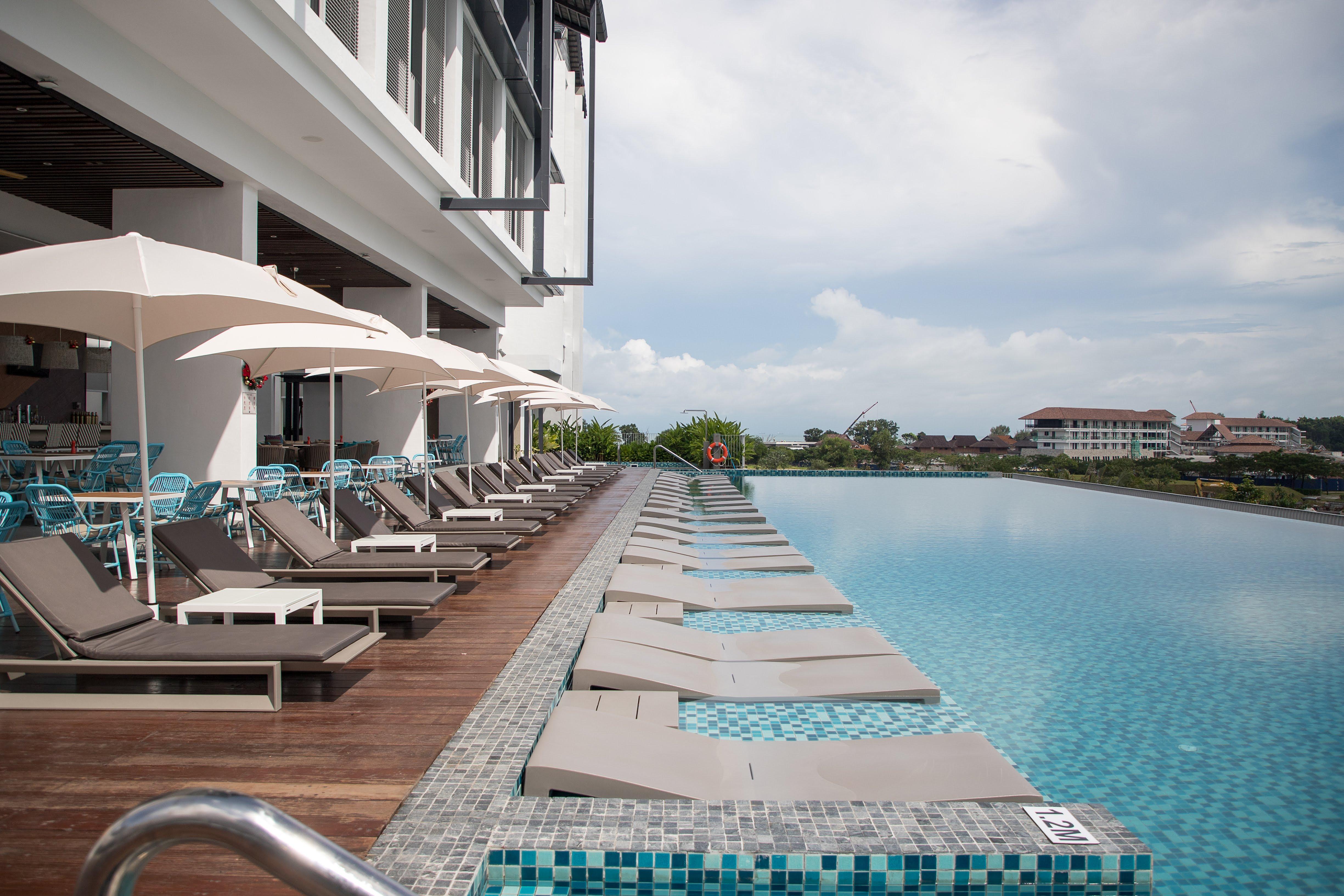 Hard Rock Hotel Desaru Coast Εξωτερικό φωτογραφία Infinity pool at the hotel