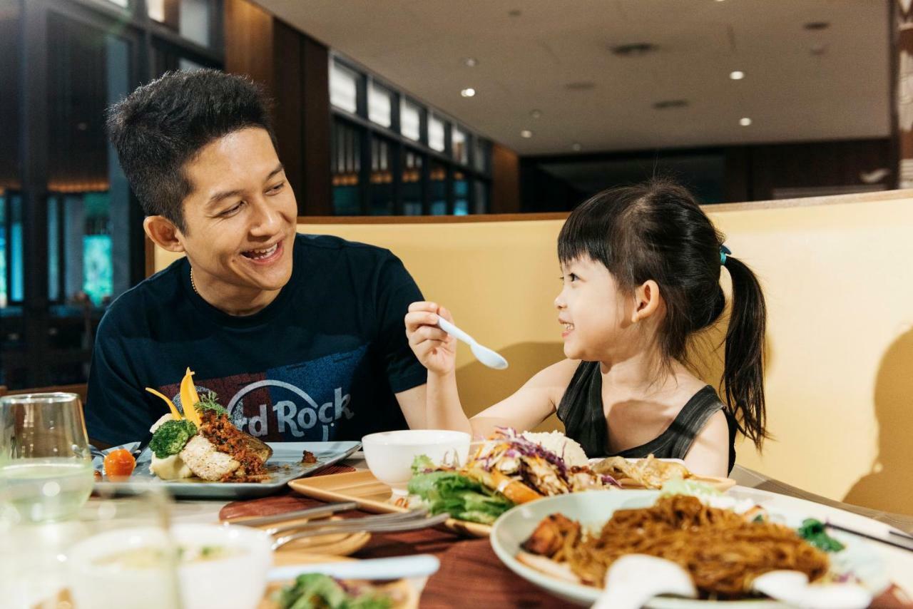 Hard Rock Hotel Desaru Coast Εξωτερικό φωτογραφία A father and daughter at a restaurant