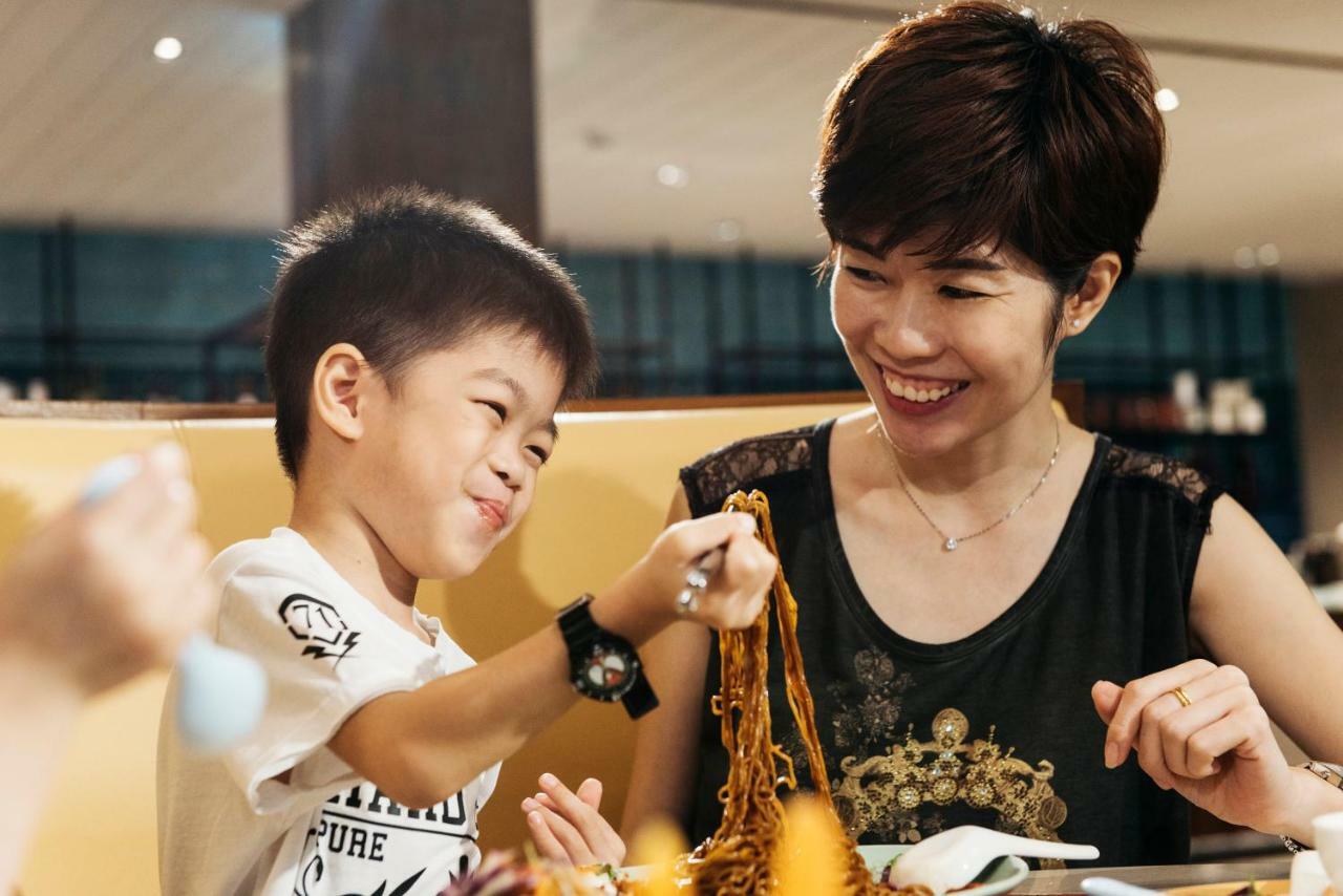 Hard Rock Hotel Desaru Coast Εξωτερικό φωτογραφία A mother and child eating mee siam